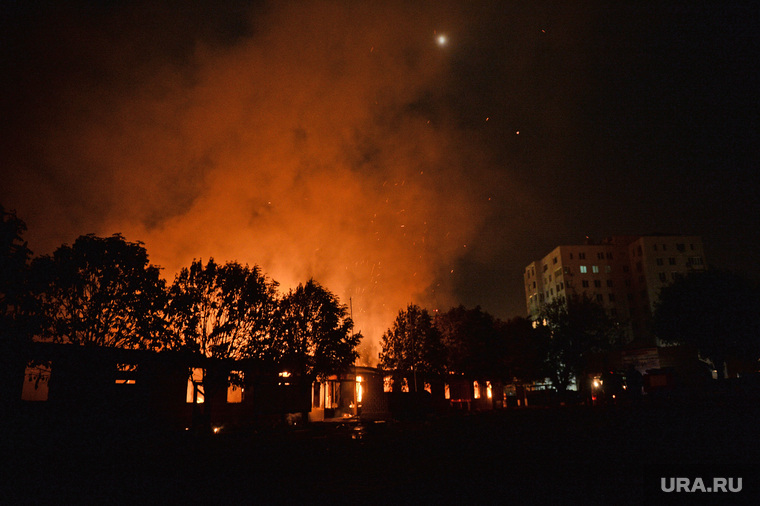 Мариуполь. Мародерство и пожар в поспешно оставленной военными воинской части. Украина, пожар, огонь, вечер