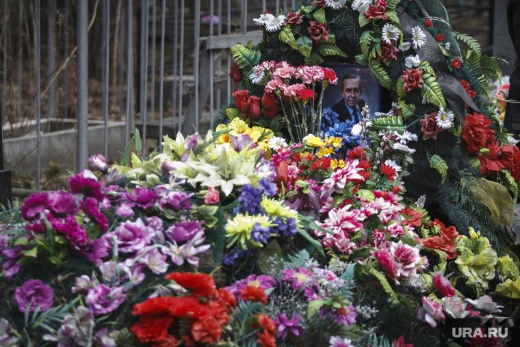 Родительский день. Северное и Широкореченское кладбища.
Екатеринбург, венки, могилы, цветы