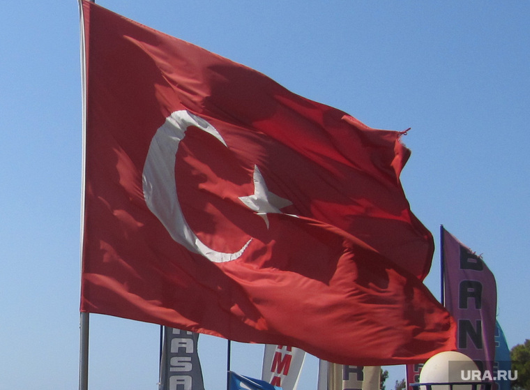 Турция на стороне россии. Анкара фото флаг. Флаг Turkey на здании.