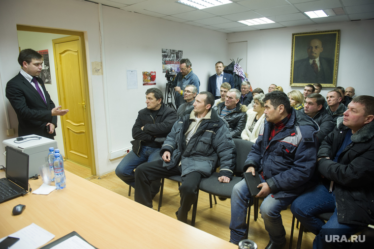 Свердловские коммунисты выделили водилам зал в своем офисе 