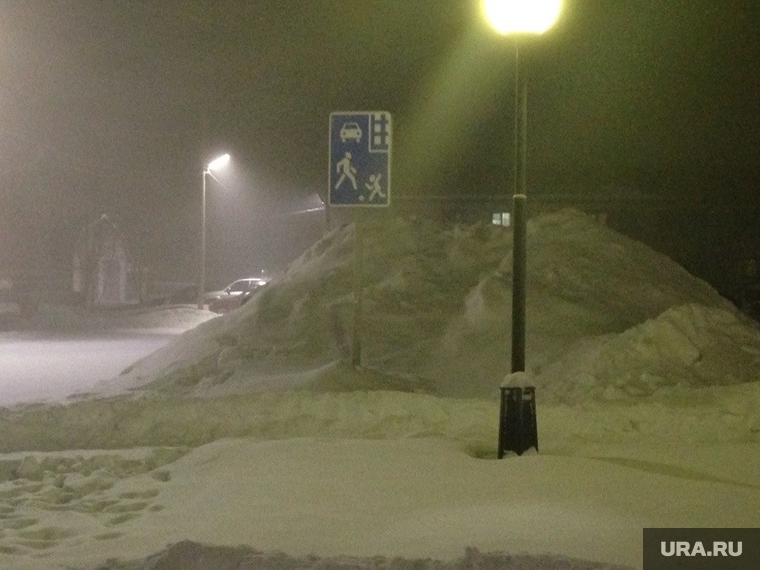 Снежные улицы Салехард, пешеходный переход, сугроб