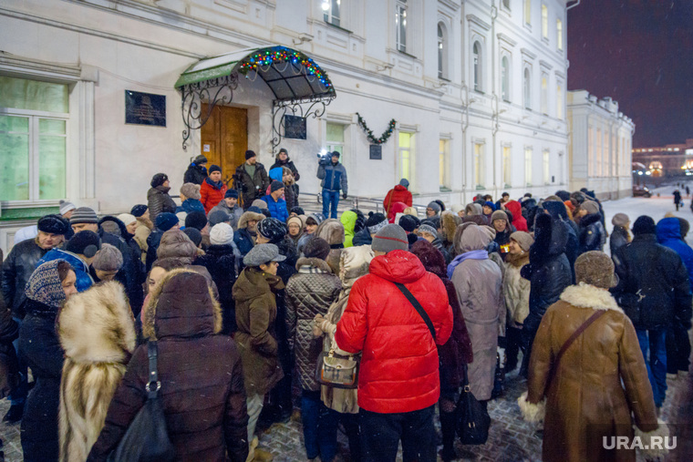 Митинг в защиту директора гимназии №9. Екатеринбург, гимназия9, девятая гимназия, толпа