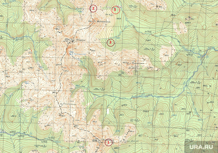 1 — перевал Дятлова; 2 — туристский домик на северном склоне горы Моттевчахль; 3 — возможное местоположение охотничьей избушки на восточном склоне горы, в верховьях речки Сульпа 
