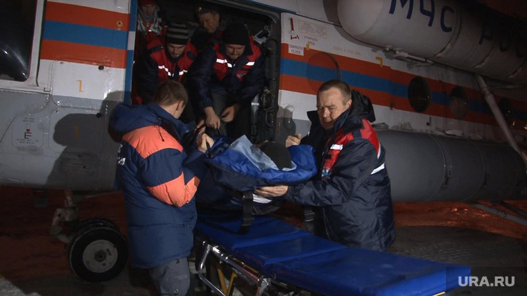 В аэропорту Кольцово пострадавшего перегрузили из вертолета в реанимобиль 