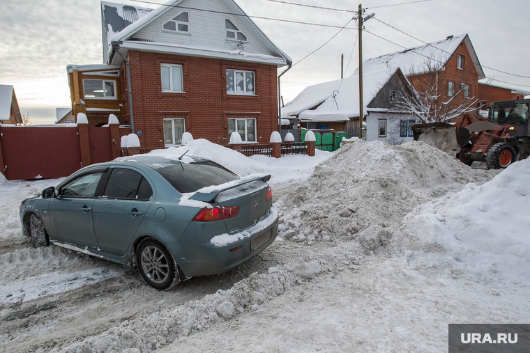 Глава управы КАО лично почувствовала, каково пытаться развернуться на заваленной снегом улице. 
