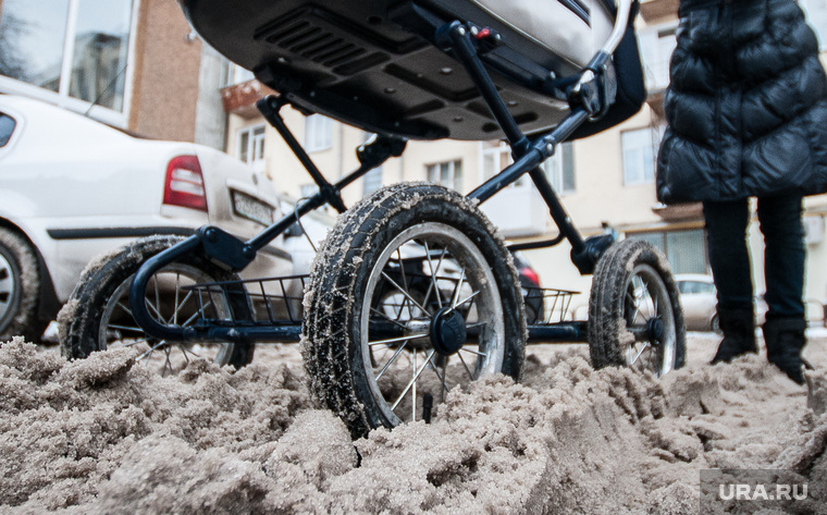 Снег  в Екатеринбурге. Уборка города., грязный снег, мама с коляской, снег на дороге