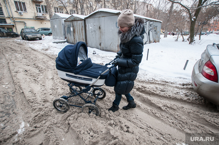 Снег  в Екатеринбурге. Уборка города., грязный снег, мама с коляской, снег на дороге