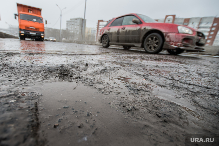 Ямы на дорогах Екатеринбурга.