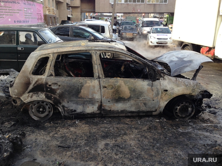 Сгоревшие машины на Шарташской. Екатеринбург, утиль, сгоревшая машина