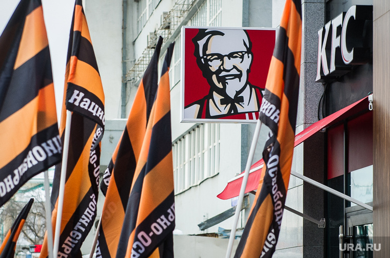 Митинг отчего-то проходил возле KFC, а не у входа в здание радиостанции.