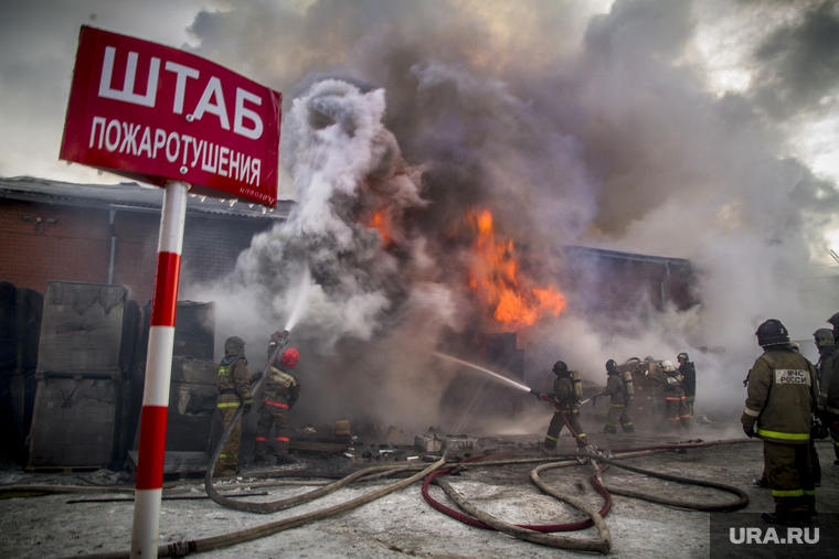 Пожар на улице Карьерной, 30. Екатеринбург, дым, пожар, огонь, горящее здание, штаб пожаротушения, пожарные рукава