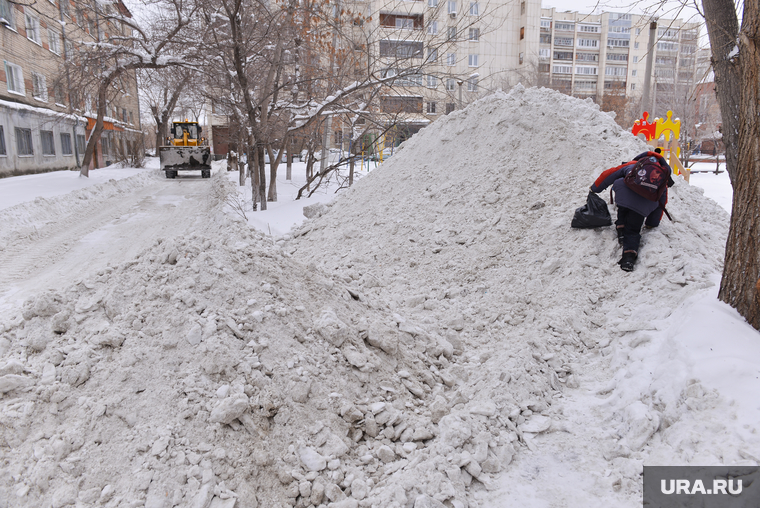 Выезд по уборке снега. Челябинск., снег, горка, школьник, мальчик, куча