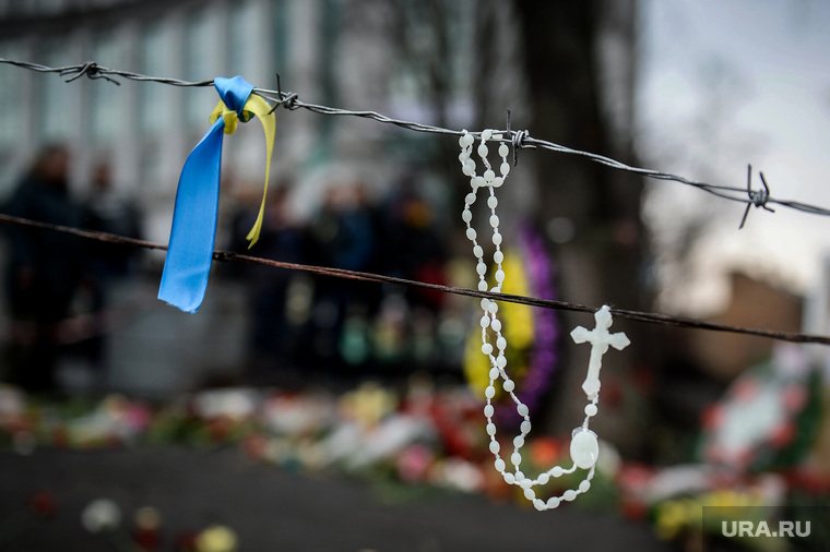 Майдан. Киев, колючая проволока, церковь, майдан, крестик, украина, религия, упц, украинская православная церковь