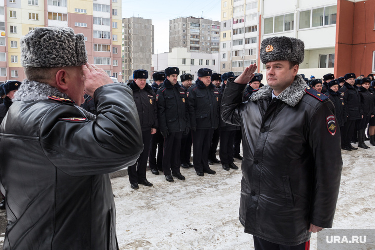 Торжественное вручение сотрудникам УМВД ключей от квартир. Магнитогорск, отдать честь, сергеев андрей