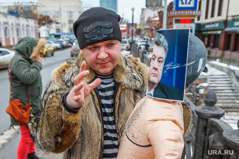Антон Симаков вешает резинового Порошенко. Екатеринбург, симаков антон, порошенко петр