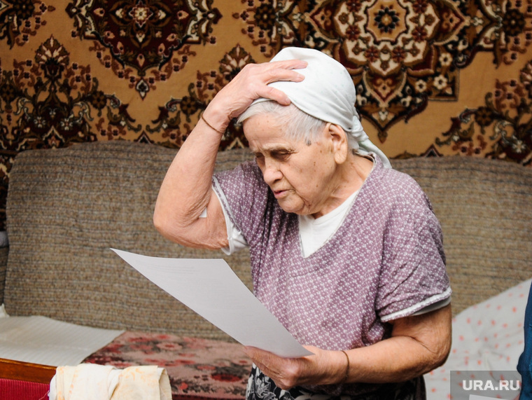 Клипарт. Челябинск., мчс, пенсионерка, квитанции, старость, комуналка, счета, жкх, пенсия, пожилой человек