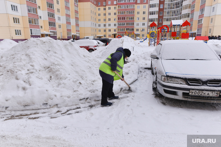 Уборка снега во дворах. Челябинск., дворник