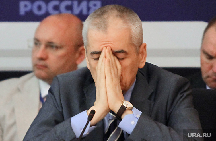 Медиафорум по проектам ЕР. Москва, онищенко геннадий, единая россия, закрыл лицо руками, молится