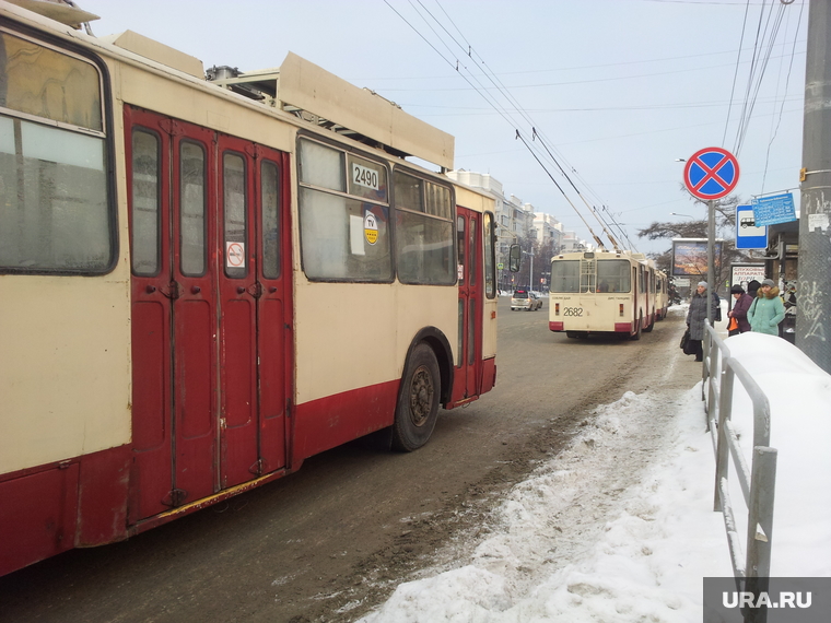 Троллейбусы Челябинск авария, остановка, троллейбус