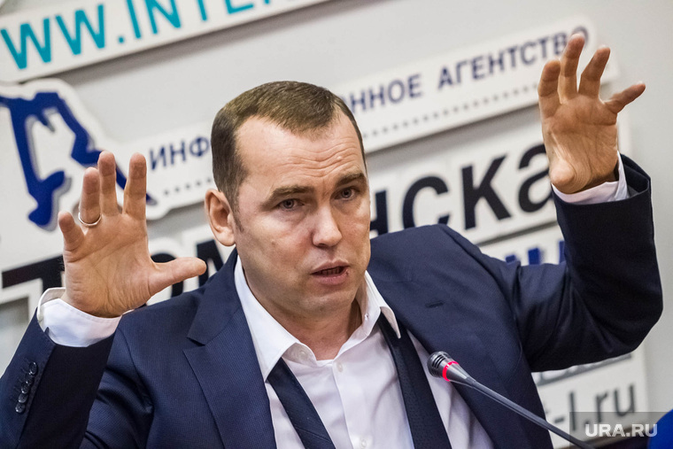 Шумков Вадим, директор департамента инвестиционной политики правительства ТО. Тюмень, шумков вадим, портрет, жест двумя руками