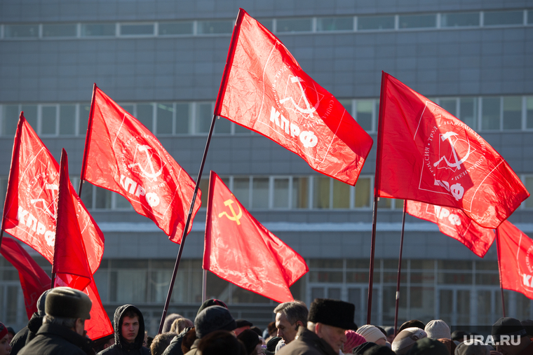 Митинг КПРФ против строительства посольства КНР в Зеленой Роще. Екатеринбург, красные флаги, кпрф, коммунисты