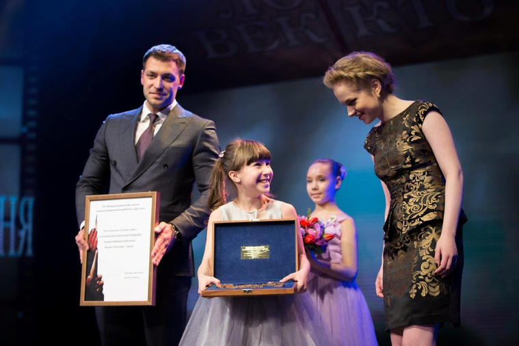 Еще одной неожиданностью стало то, что специальный приз «За сохранение культурных традиций» от «Газпром нефти» впервые завоеван не фильмом, а актрисой — 12-летней Варварой Шаблаковой.