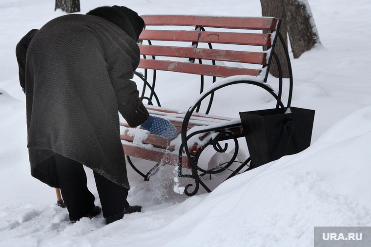 Курган (снег, улицы, газовые трубы), пенсионерка, скамейка