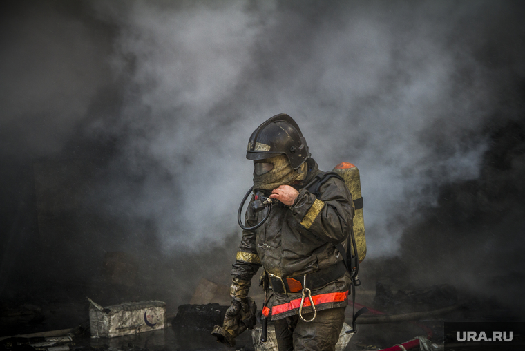 Пожар на улице Карьерной, 30. Екатеринбург, дым, огонь, дыхательная маска, маска для пожарного, дыхательная система