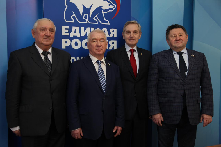 Сенатора Михаила Пономарева (крайний справа) называют вероятным преемником спикера Облдумы Сергея Корепанова (второй слева).