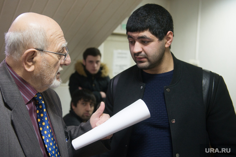В коридоре брат подсудимого Андроник Чичакян (справа) общался охотно, но о том, что произошло той ночью, не рассказывал