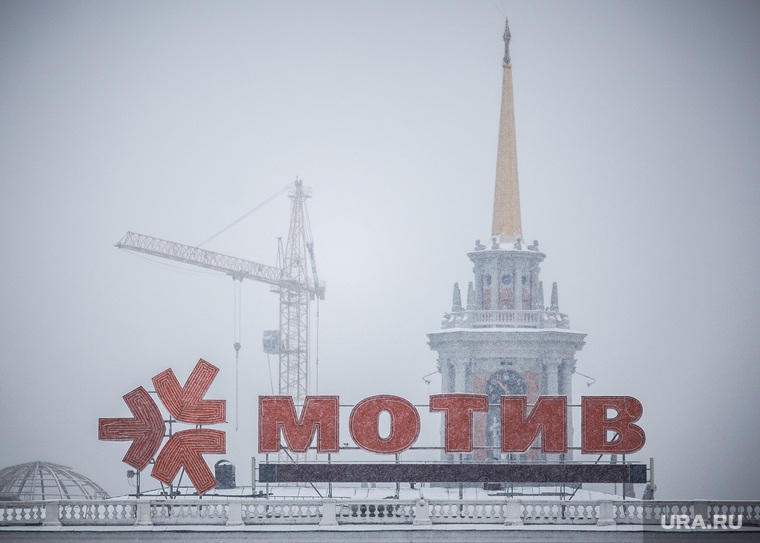 Снегопад. Екатеринбург, снег, холод, зима, сотовая связь, строительный кран, мотив, осень
