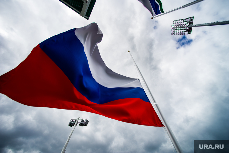 Чемпионат России 2015-2016: ФК "Урал" - ФК "Зенит". Екатеринбург, государственная символика, флаг россии