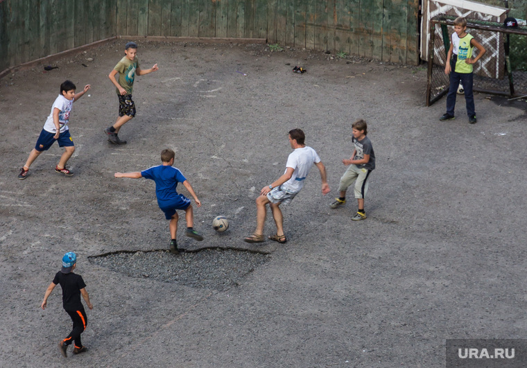 Футбол этапы игры. Дворовый футбол. Футбол во дворе. Дворовый футбол вид сверху. Футбол дети двор.