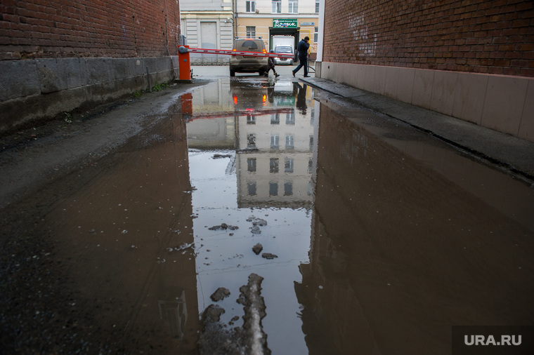 Грязь на улицах Екатеринбурга, лужа, непогода, грязь, дождь