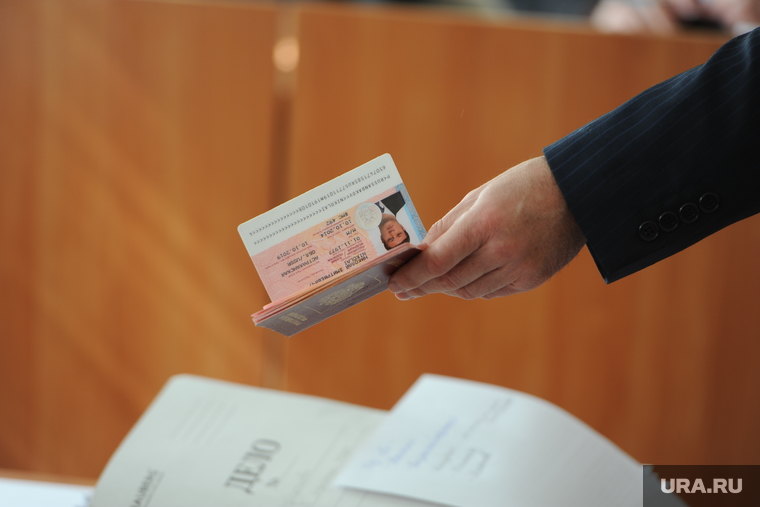 Адвокат продемонстрировал иностранный паспорт Сандакова