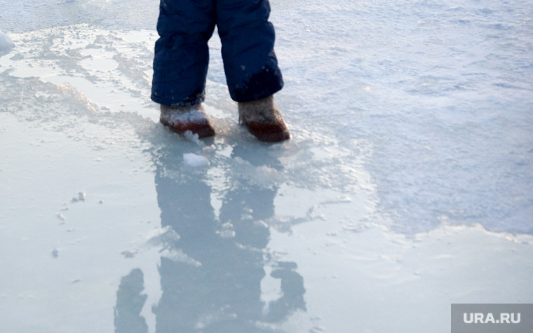 В раненую реку не войдешь. Дети на льду. Мальчик на тонком льду. Замерзшая лужа. Лед.