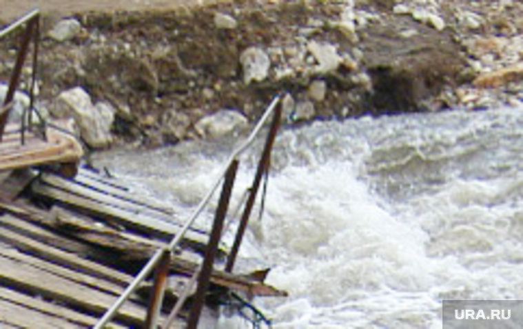 Паводок на урале. Временный мост в Захино снесло течением.