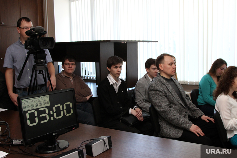 Георгий Шабашов (справа) среди зрителей дискуссии