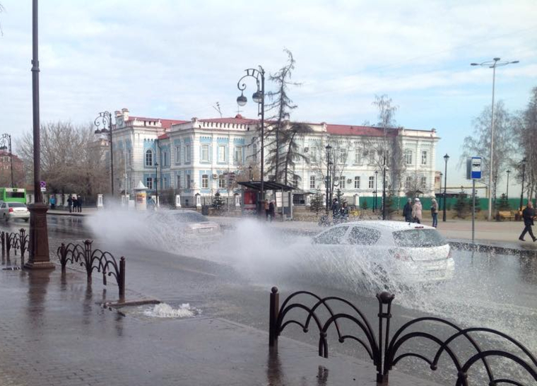 В центре Тюмени бьют фонтанчики