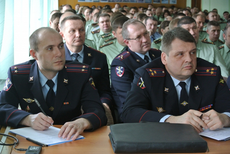 Начальник наркополицейских Евгений Савченко смотрел на бывших подчиненных из президиума