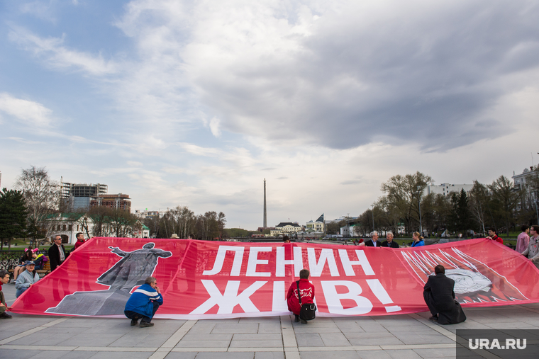 Растяжка "Ленин жив" на Плотинке. Екатеринбург