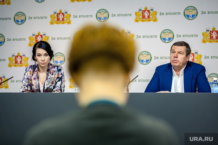 Пресс-конференцию вела давняя знакомая Новикова, главный редактор телеканала Malina.am Ольга Чебыкина