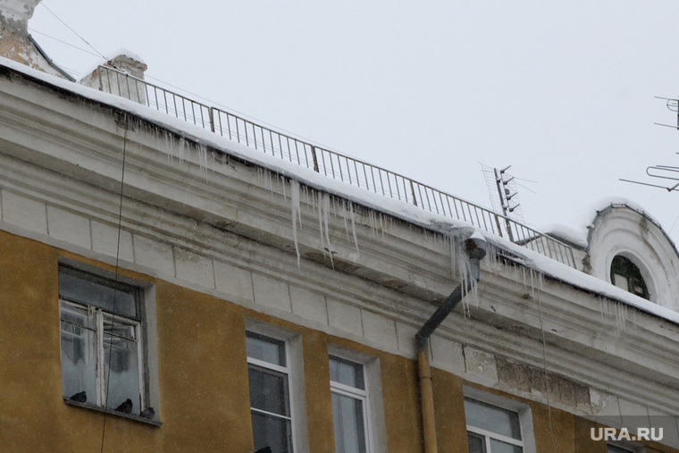 Уборка города от снега
Курган, сосульки, снег на крыше