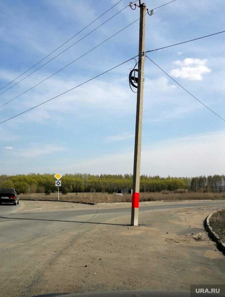 Сосновские чиновники оставили здесь электроопору, чтобы не прогреметь на всю Россию. И добились прямо противоположного