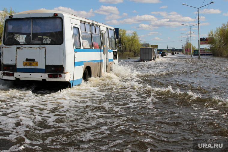 Паводок шоссе Тюнина.
Курган, шоссе тюнина, пазик в воде, паводок