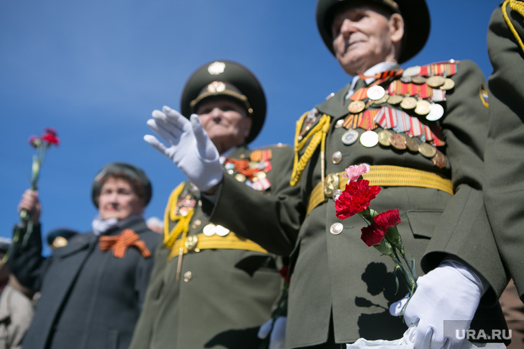 «Бессмертный полк» 2016. Екатеринбург, гвоздики, ветеран, день победы