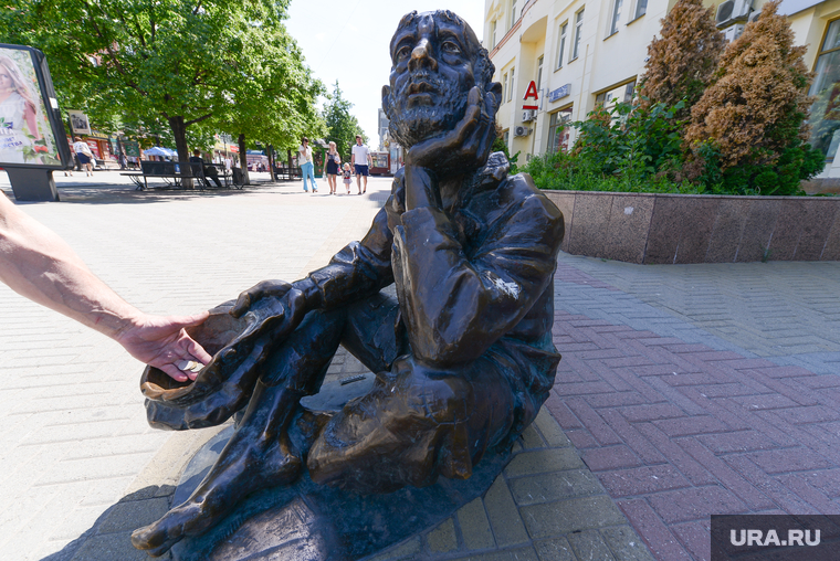 Скульптура нищего. Челябинск., попрошайка, скульптура, кредит, нищий, банкрот, бедность