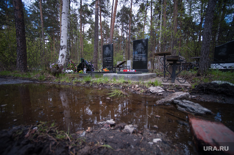 Затопленные могилы на Широкореченском кладбище. Екатеринбург, кладбище, грязь, затопленные могилы, потоп