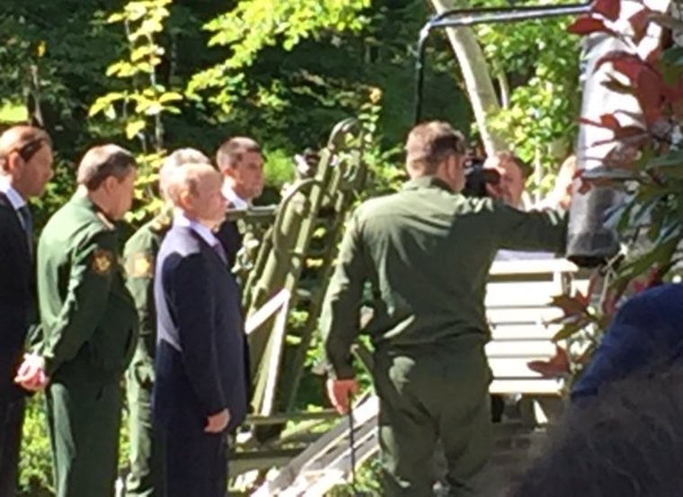 Генерал не смог открыть "УАЗ-Патриот" президенту и оторвал от машины ручку