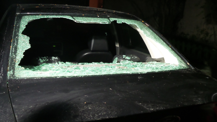 Упавшая рама разбила стекла у нескольких машин